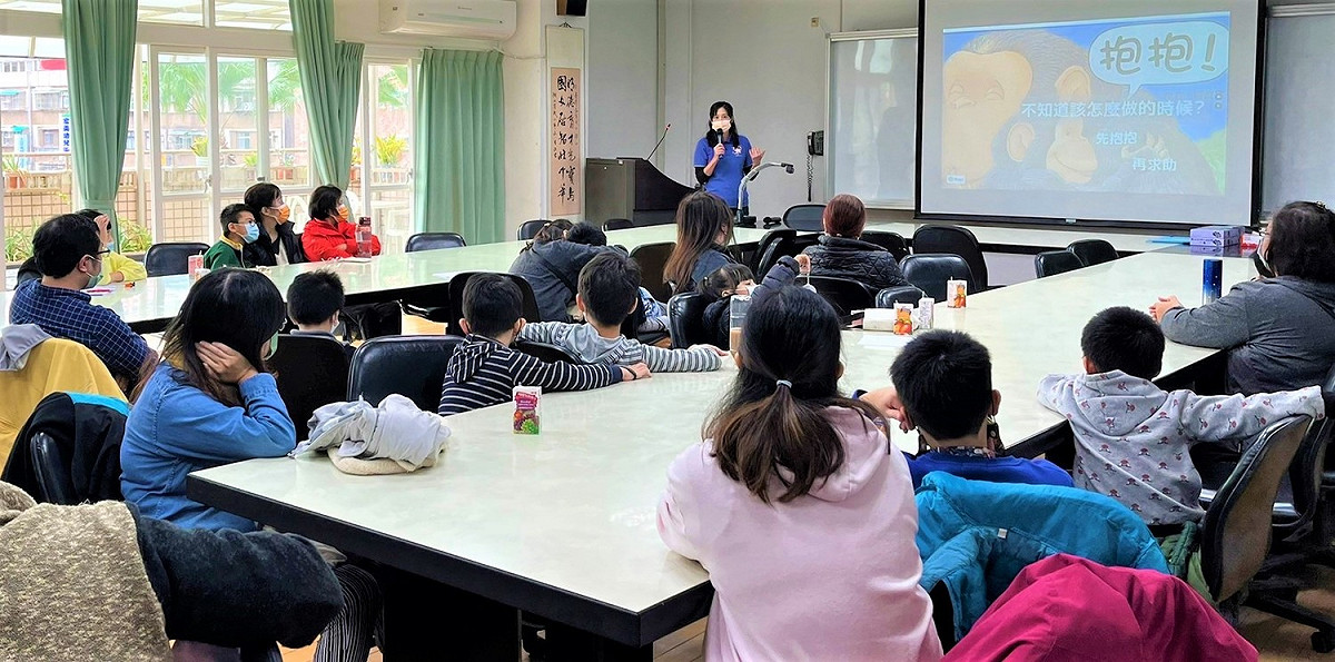 新北性平輔導團教師介紹桌遊活動進行規則。 圖：新北市教育局提供