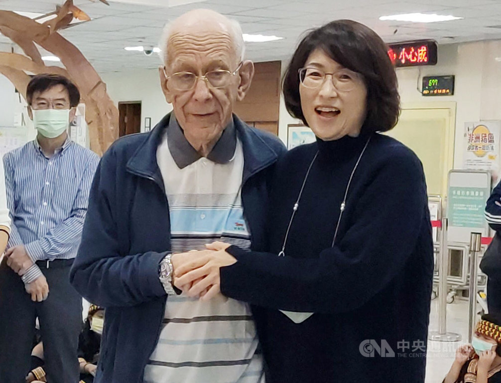 在台奉獻近一甲子歲月的瑞士籍葛德神父（前左）告老還鄉，16日搭機離開台東返瑞士，台東縣政府也特別舉辦歡送音樂會，場面溫馨，縣長饒慶鈴（右）贈送葛德神父一只手錶。 圖：中央社記者盧太城／攝