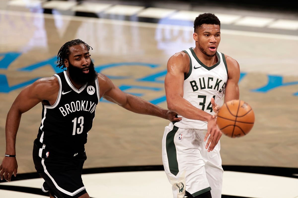 Giannis Antetokounmpo(左)和James Harden。 圖／美聯社／達志影像