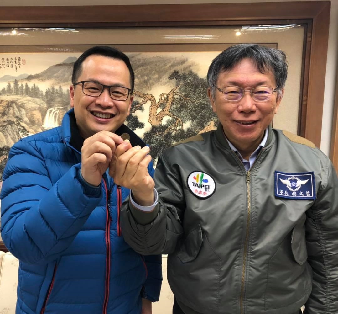 羅智強今（17）早預告，台北市長柯文哲今晚將帶著「藍白拖」來凱道看看 圖:羅智強臉書