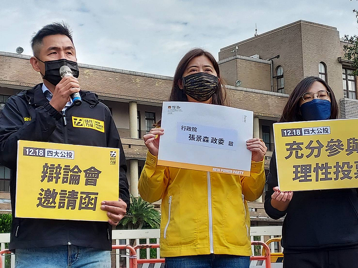 時力秘書長白卿芬(圖中)接受媒體訪問。 圖：陳佩君／攝