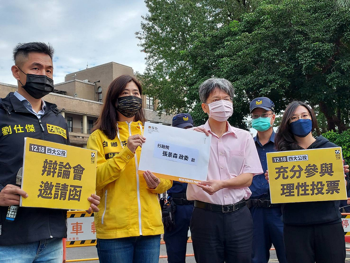 時力上午赴行政院遞交辯論邀請函，由官員代收。 圖:陳佩君/攝