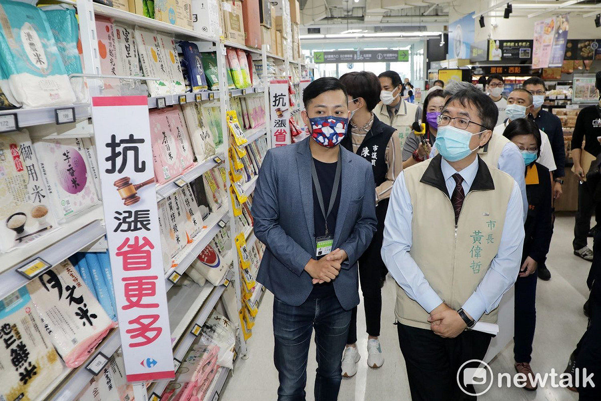 PTT一篇影射台南市長黃偉哲早期為「台大抓耙仔A143」的文章近來在網路社群引起重視，黃偉哲今日視察物價受訪時，對此嚴正否認，質疑內容可信度，並強調已報警處理。 圖：台南市政府提供