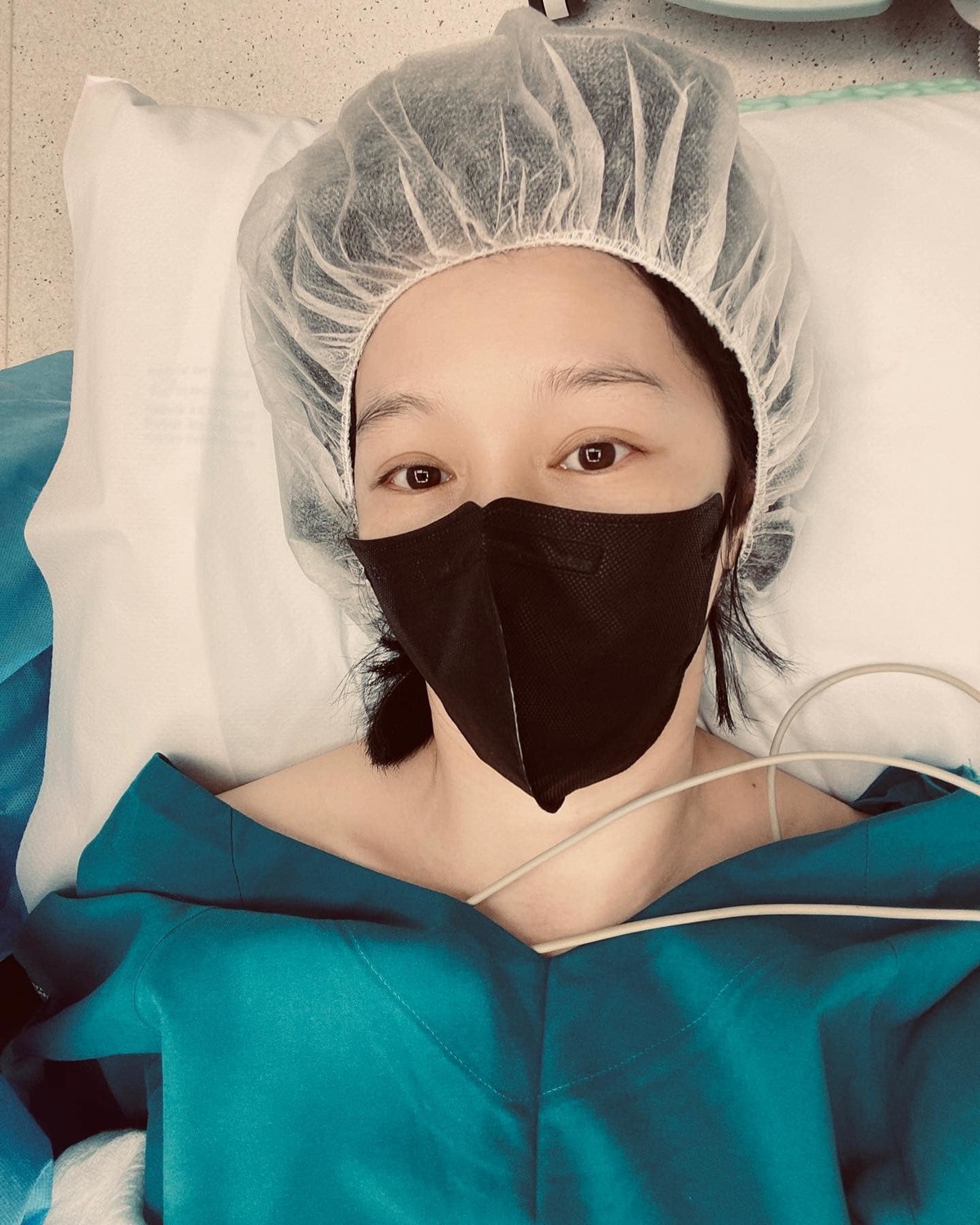 徐若瑄貼出躺在病床的照片，表示「只是想紀錄我勇敢的一天」，模樣看起來相當憔悴。 圖：翻攝自徐若瑄臉書