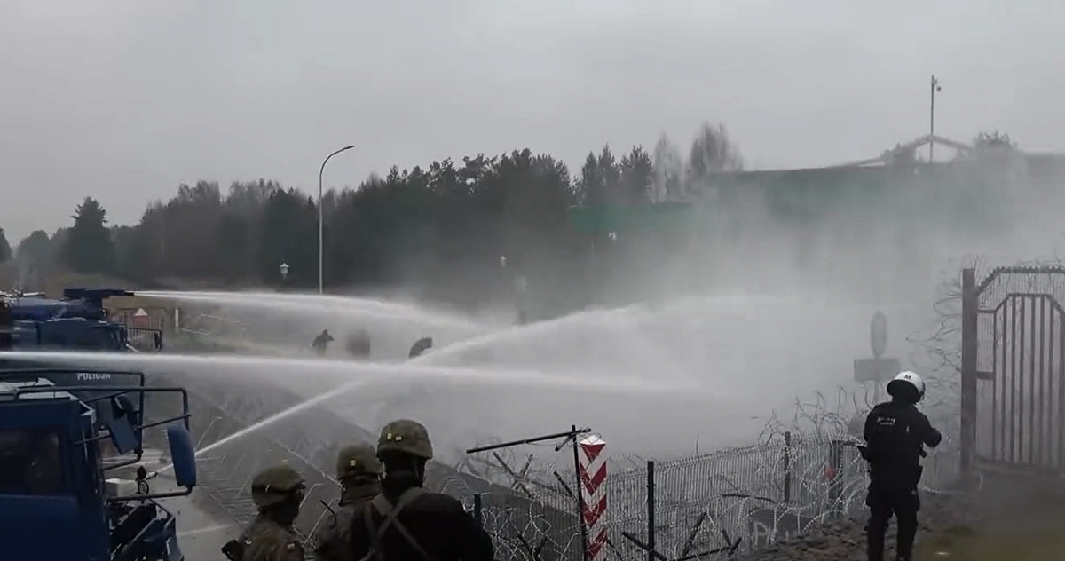 波蘭安全部隊使用水炮等防爆武器阻擋移民入侵邊境。 圖:翻攝自波蘭國防部推特(@Poland_MOD)