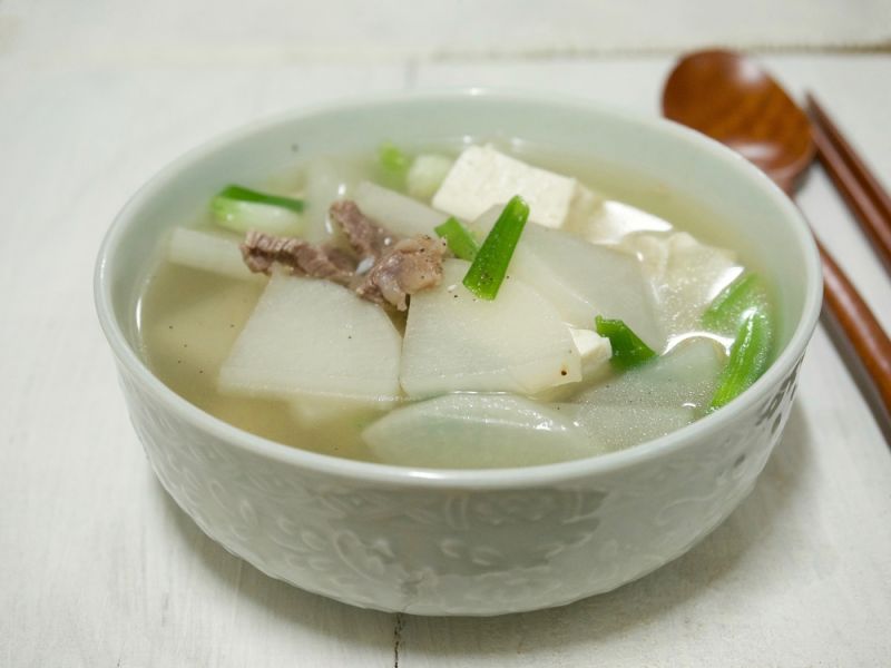 網友燉煮了一碗蘿蔔排骨湯，卻整鍋都是苦味，讓他只好上網求助。 圖：翻攝自Shutterstock