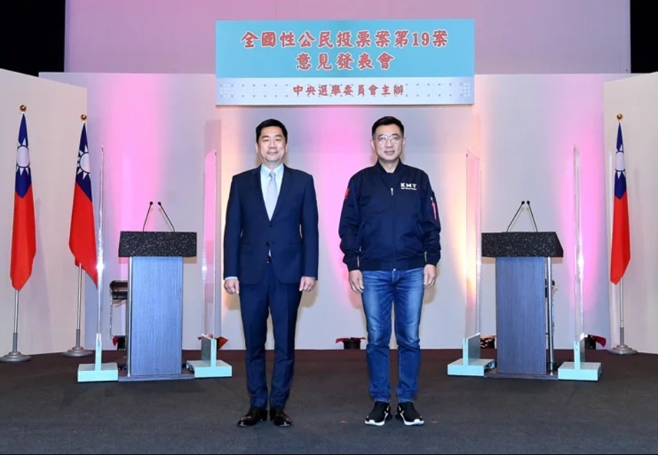 首場公投綁大選電視說明會，江啟臣（台）聲量共計5360筆，遠勝反方陳宗彥（左）的2396筆。 image source：翻攝自網路