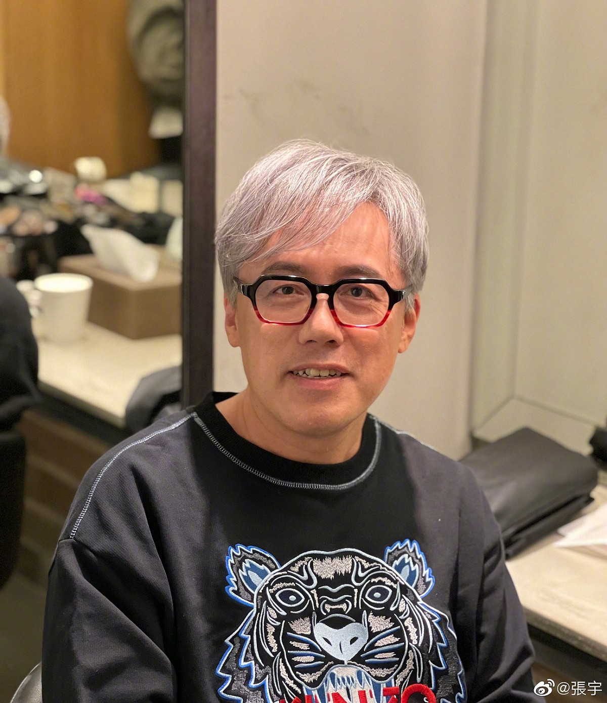 張宇雖然滿頭白髮，不過氣色看起來相當不錯。 圖：翻攝自微博