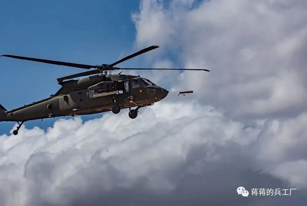 美國陸軍使用「UH-60黑鷹」直升機投放「Altius-600」無人機。(資料照片) 圖：翻攝陸網/蔣蔣的兵工廠