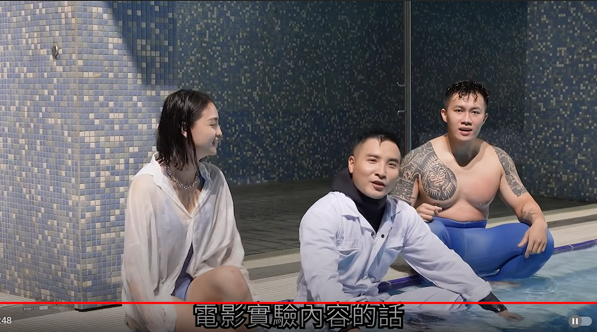 谷阿莫實測3把遮陽傘是否能真的變成臨時降落傘。 圖：翻攝自谷阿莫YouTube頻道