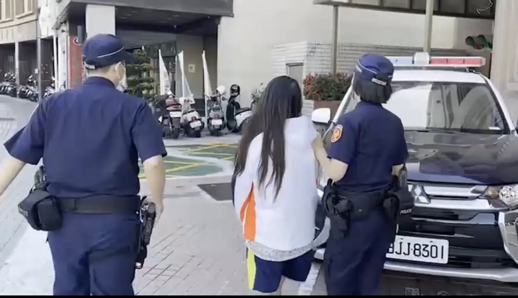 八大行業重新開放首日，高雄警方查獲酒駕女酒精濃度超標。 圖：高雄市警局新興分局 / 提供