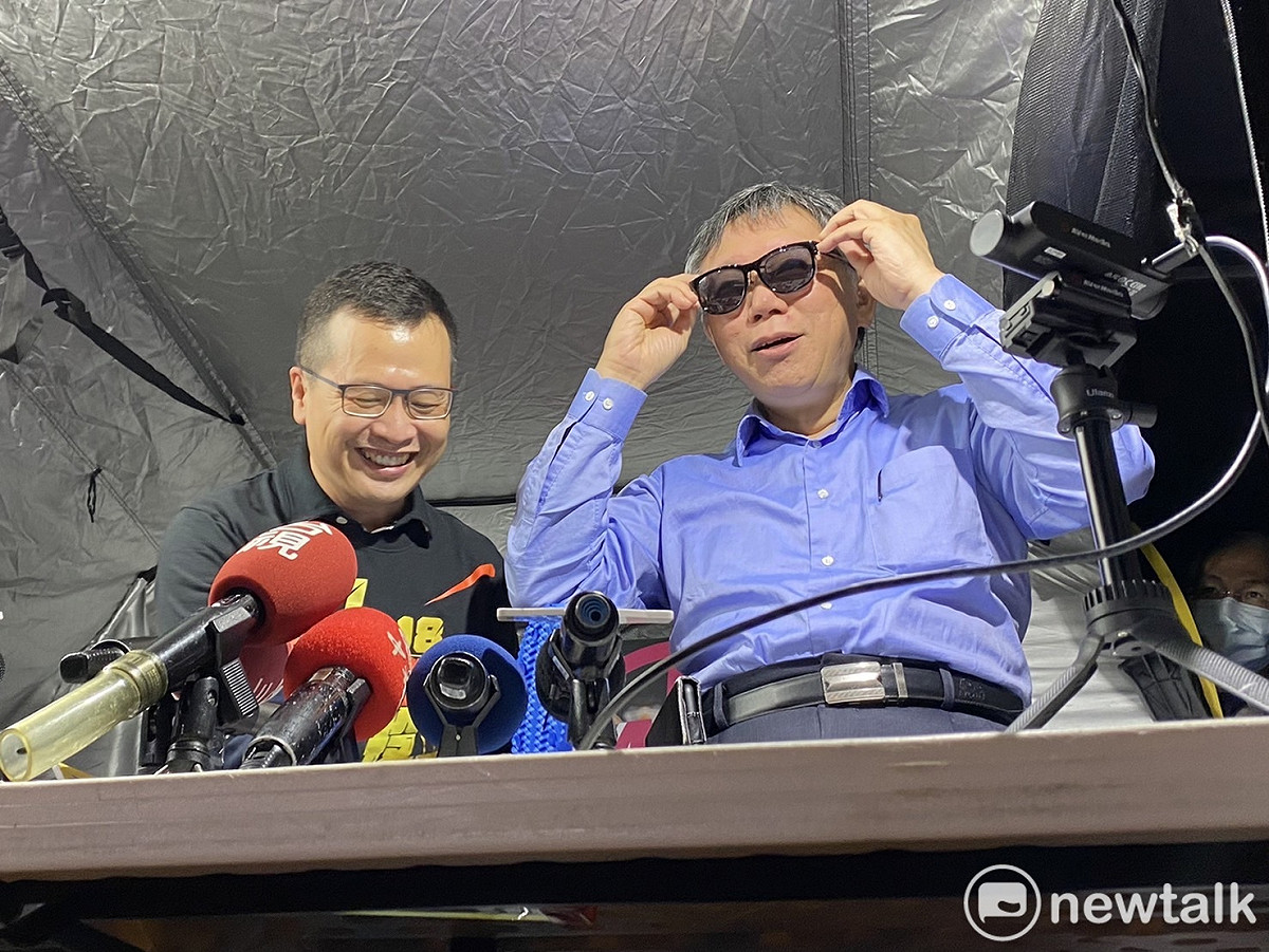 台北市長柯文哲今晚赴凱道探班國民黨議員羅智強。 圖：周煊惠 / 攝