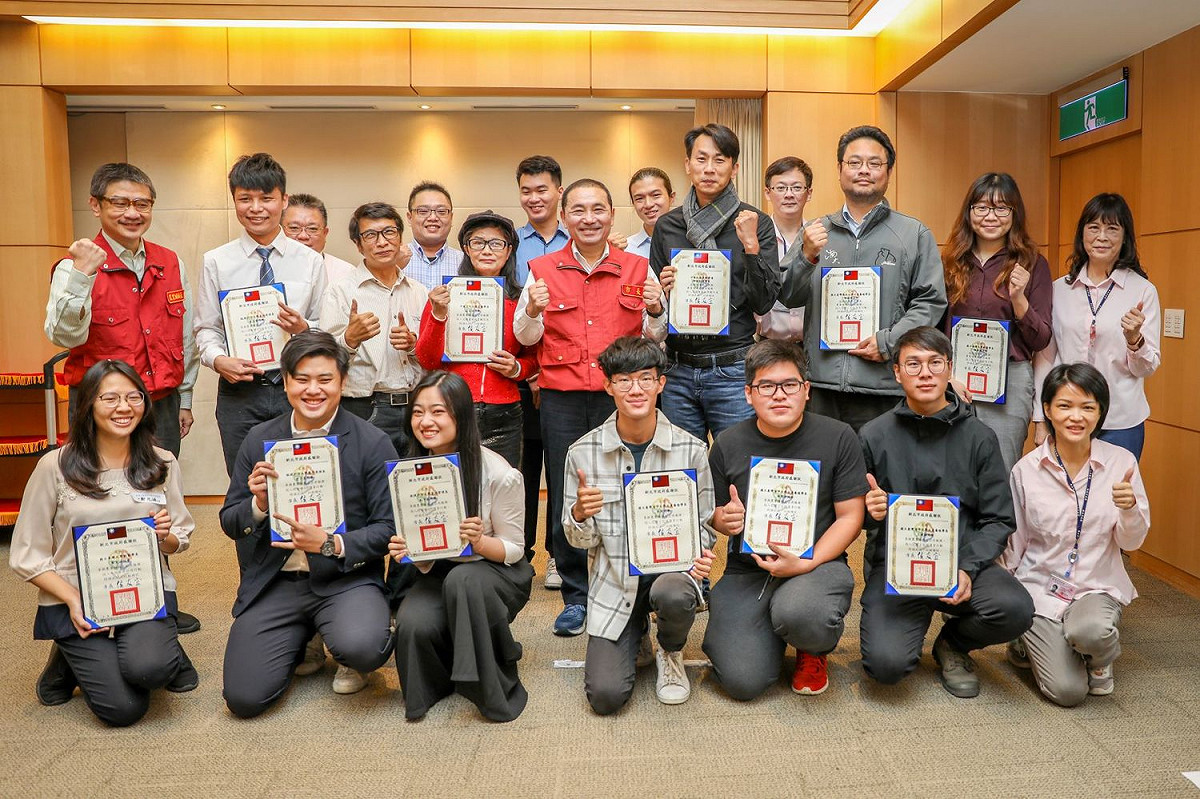 侯友宜致贈感謝狀予台灣大學、中興大學、嘉義大學、海洋大學、文化大學及致理科大等師生。 圖：新北市農業局提供
