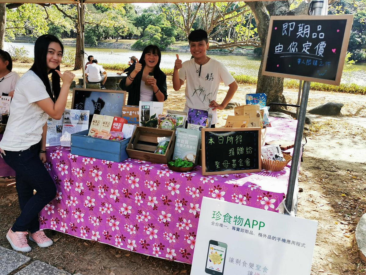 致理科大團隊在綠市集進行珍食物app推廣及惜食概念的分享。 圖：新北市農業局提供