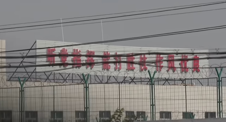 中國網民guanguan駕車，沿途依靠MAPBOX與中國的百度按圖索驥，尋訪新疆境內8個城鎮共18個集中營，影片引起國際關注。 圖：翻攝自YouTube/guanguan