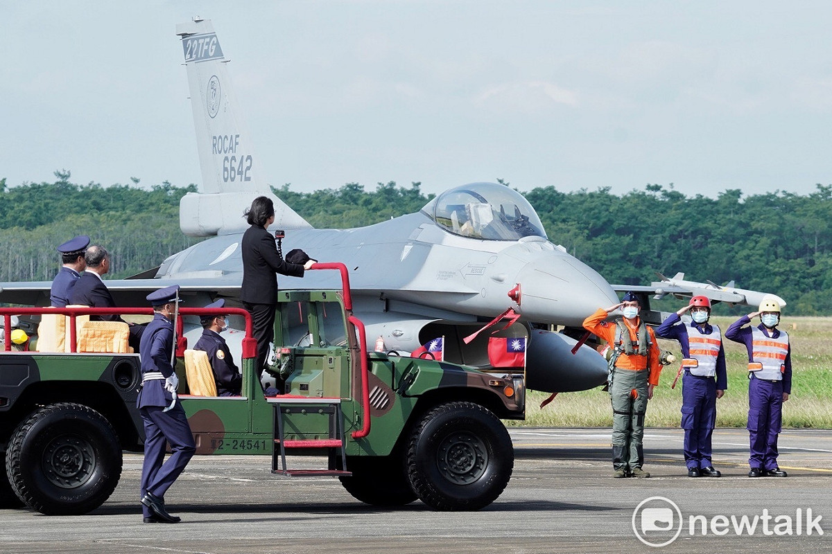 全球首支F-16V戰鬥機隊成軍 蔡英文出席典禮擔任大閱官 圖：張良一攝
