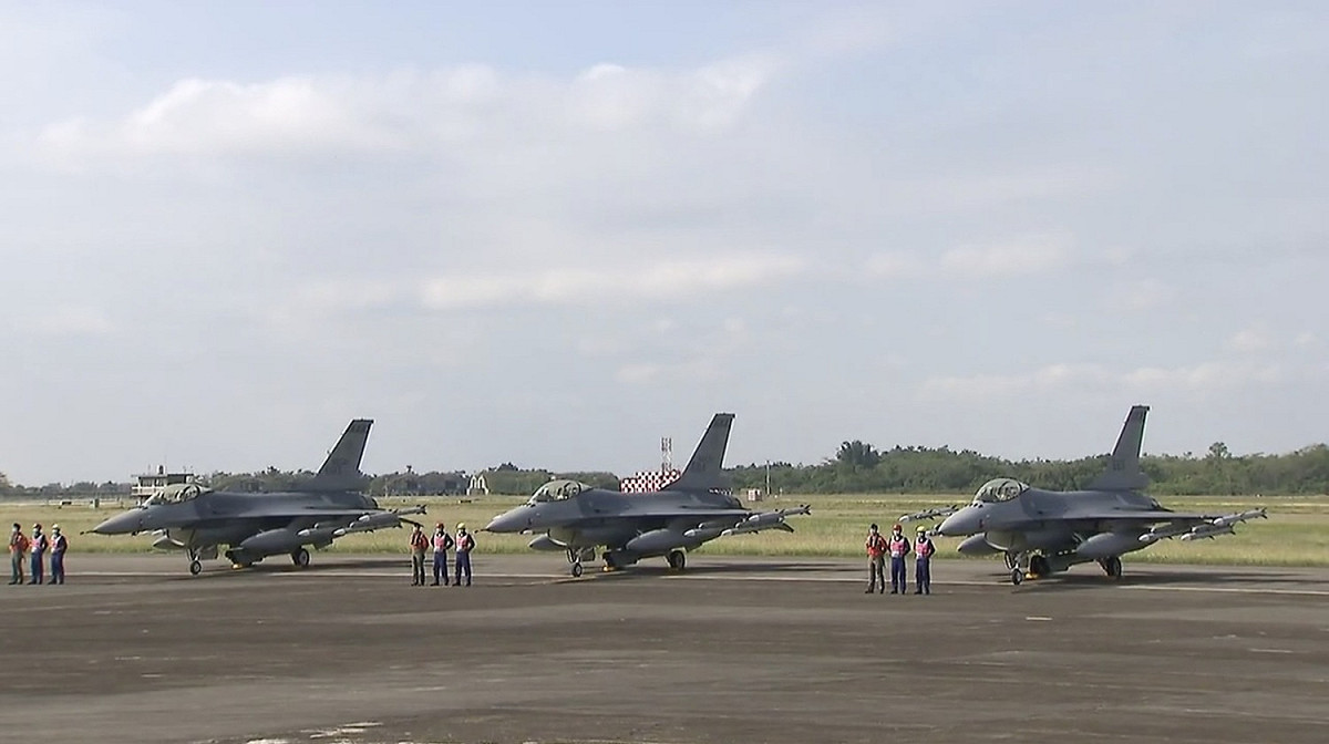 空軍在嘉義基地舉行「F-16V BLK20型機性能提升接裝典禮」，校閱F-16V戰機地面及的空中分列式，16架戰機進行空中分列式，一架進行單機性能展示。 圖：翻攝自蔡英文臉書直播