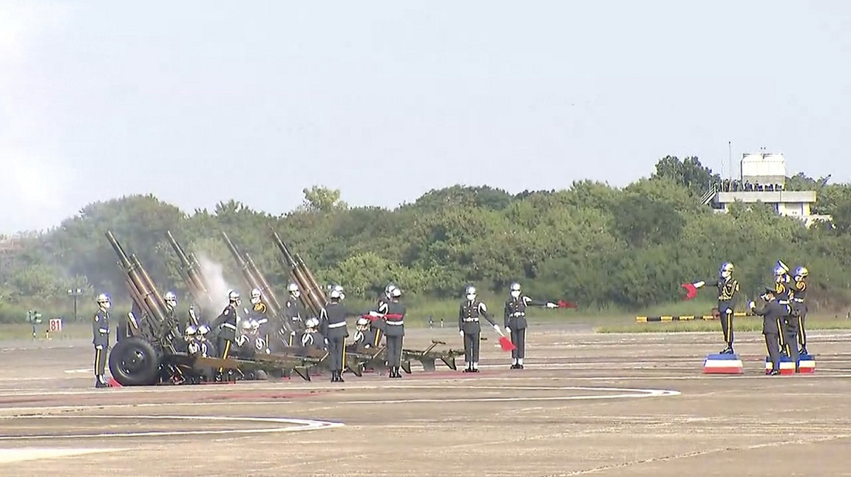 空軍今（18）日在空軍嘉義基地舉行「F-16V BLK20型機性能提升接裝典禮」，首支F-16V作戰隊在嘉義成軍。 圖：翻攝自蔡英文臉書直播