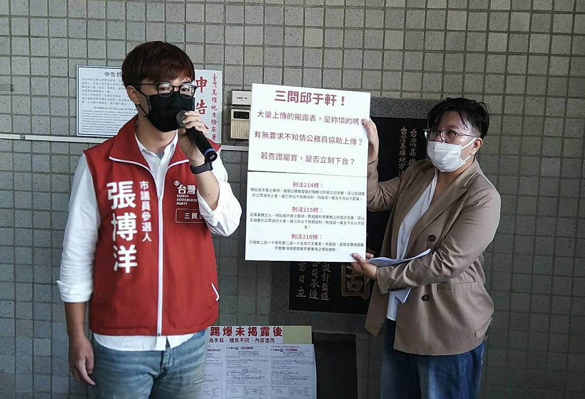 張博洋(左)三問邱于軒。 圖：孫家銘攝