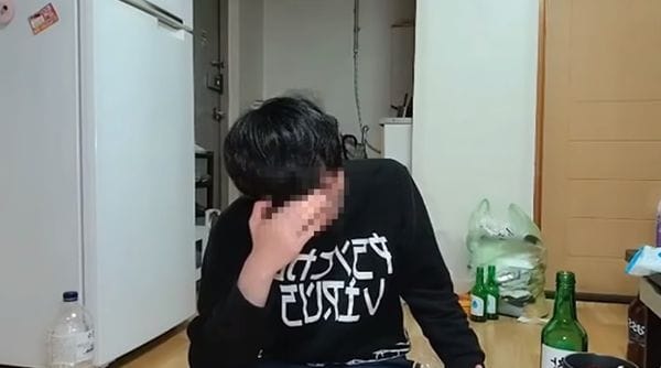 另外一名男粉聽到直播主的嬌喘聲後痛哭。 圖：翻攝自金玉芬直播