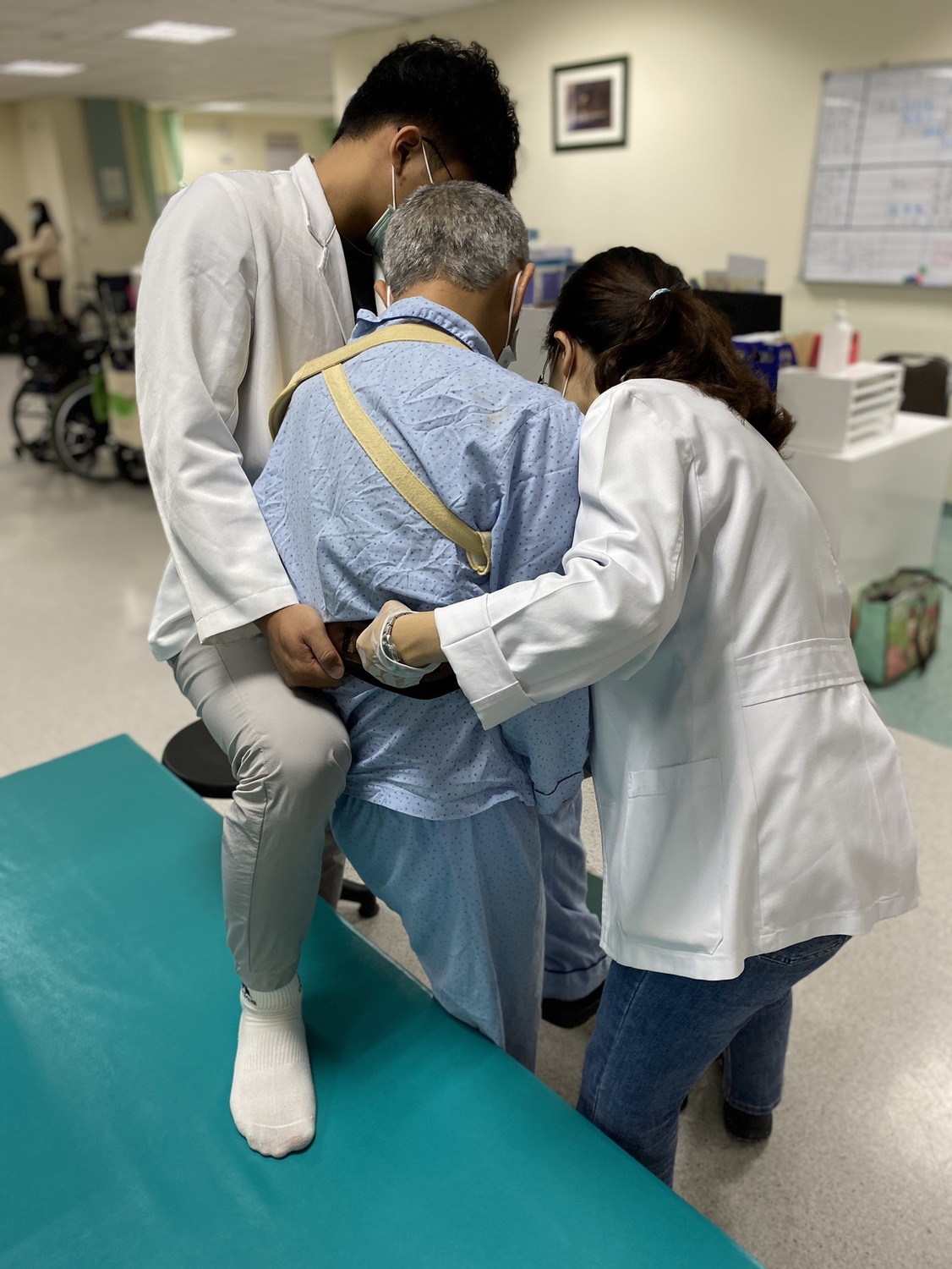 疫情期間醫護的工作負擔增加，「醫路守護助安康」專案可減輕病雙方的負擔，獲得喘息機會。 卿雲慈善基金會/提供