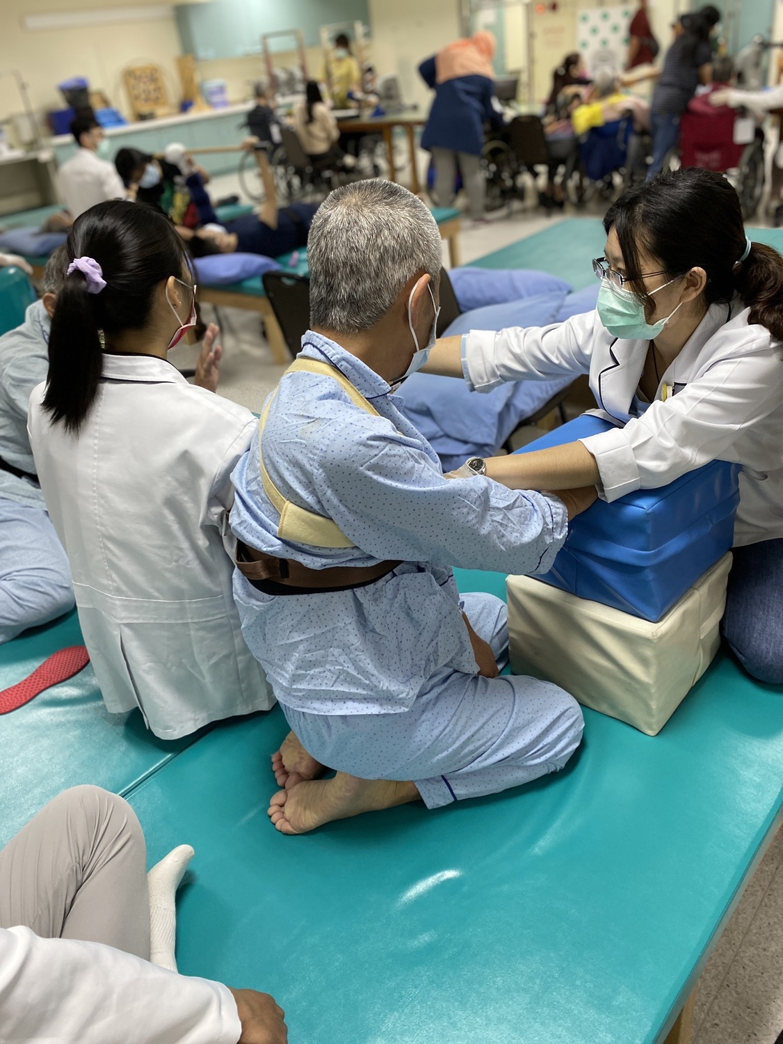 疫情期間醫護的工作負擔增加，「醫路守護助安康」專案可減輕病雙方的負擔，獲得喘息機會。 卿雲慈善基金會/提供