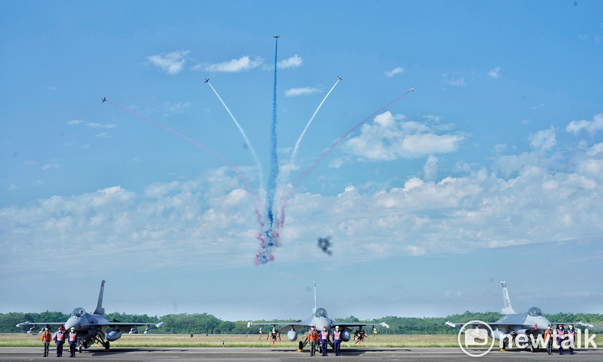 空軍雷虎小組在F-16V接裝典禮衝場。 張良一攝