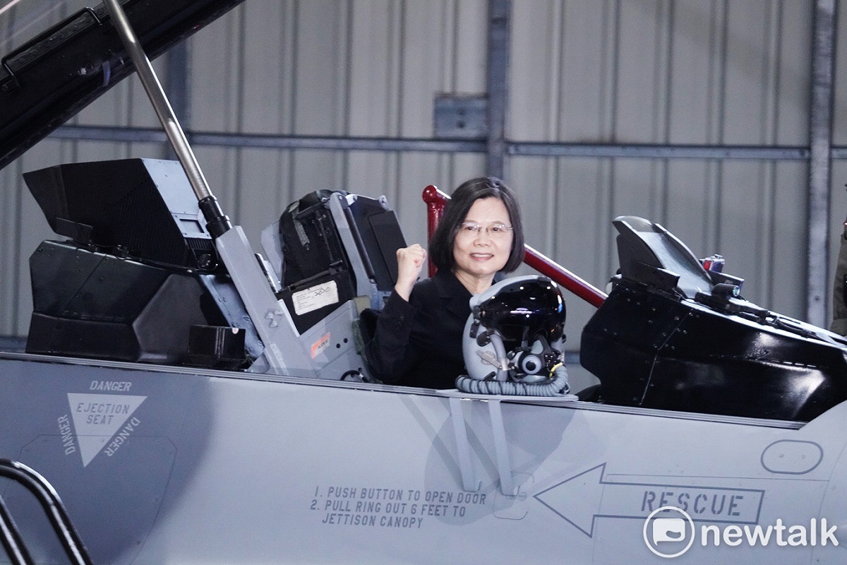 蔡英文總統上午在F-16V BLK型機性能提升接裝典禮上，親自登機檢閱裝備並合影。 圖：張良一/攝