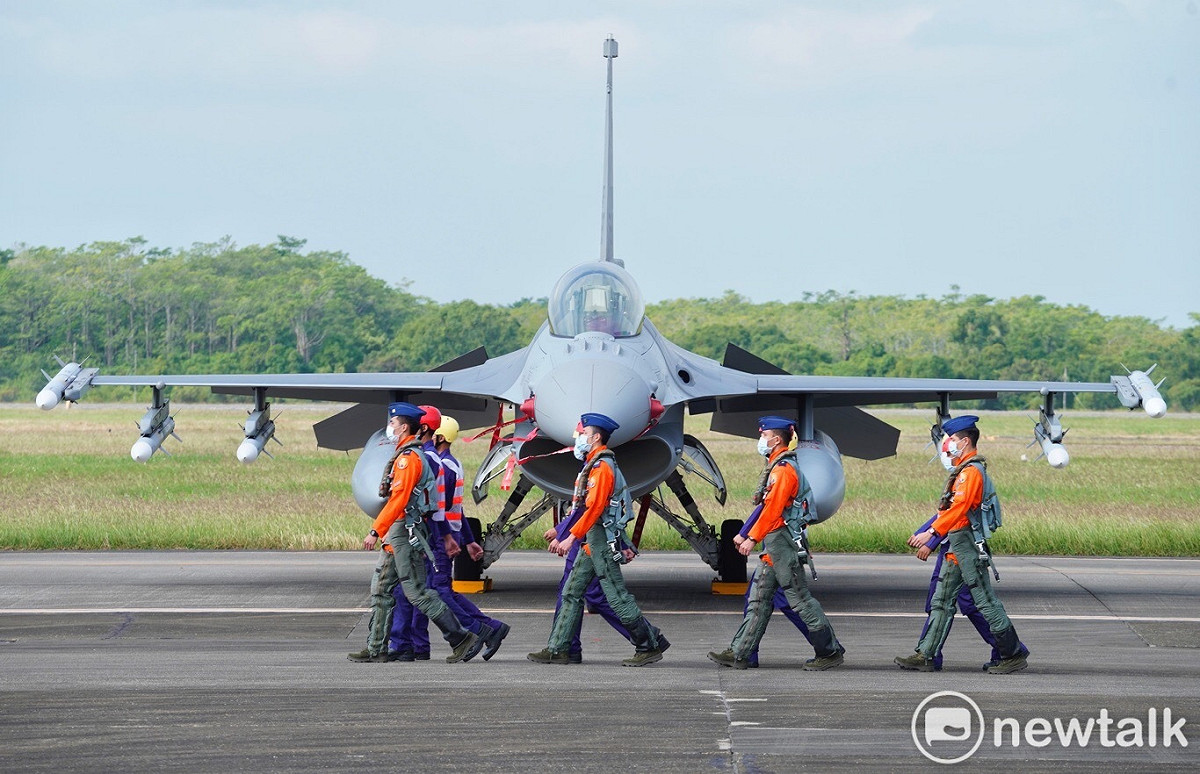 空軍飛官、地勤人員與F-16V戰機。  圖：張良一/攝