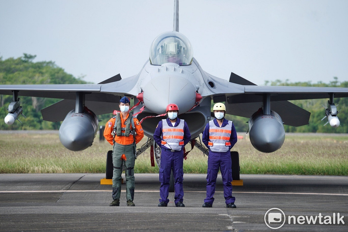 空軍飛官、地勤人員與F-16V戰機。  圖：張良一/攝