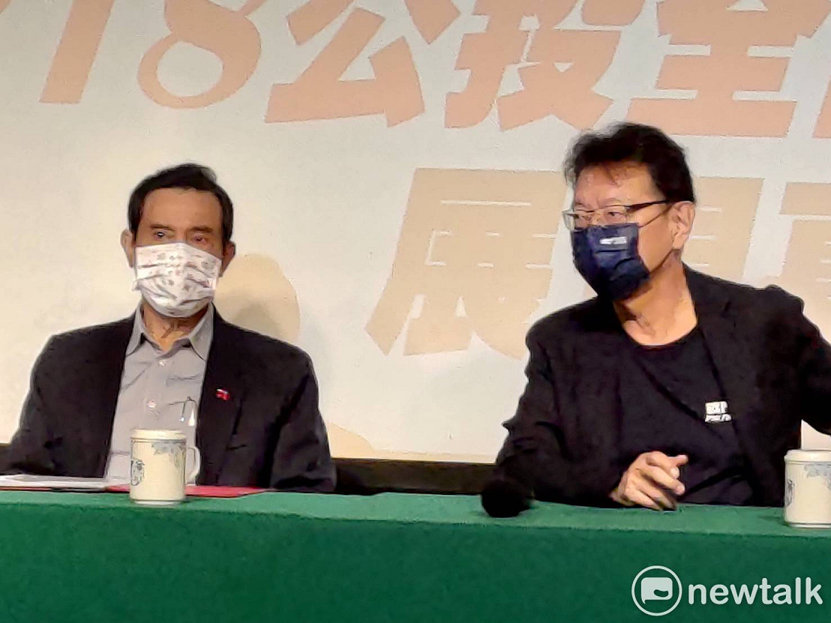 前總統馬英九(左)出席趙少康的戰鬥藍記者會。 圖：黃建豪/攝
