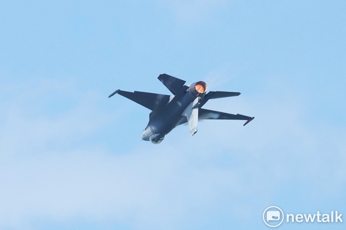 空軍一架F-16V戰機在F-16V BLK型機性能提升接裝典禮上，操演「古巴8字」、低空高速衝場、倒飛、側飛等科目，展現F-16V低空靈活的運動性能和絕佳的空中纏鬥能力。 圖：張良一/攝