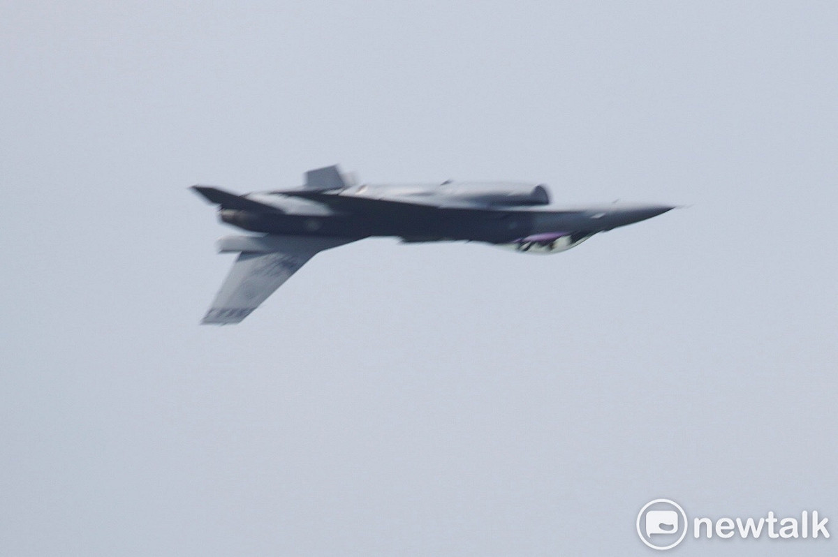 空軍一架F-16V戰機在F-16V BLK型機性能提升接裝典禮上，操演「古巴8字」、低空高速衝場、倒飛、側飛等科目，展現F-16V低空靈活的運動性能和絕佳的空中纏鬥能力。 圖：張良一/攝