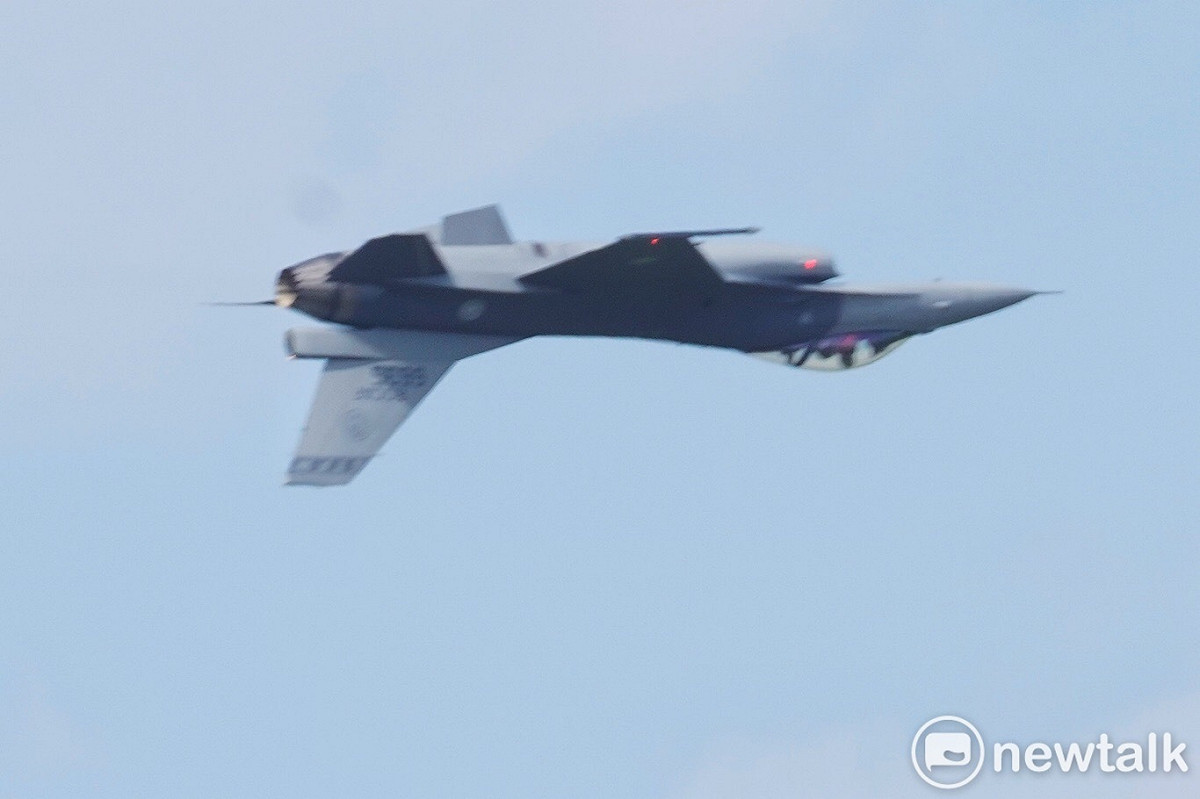 空軍一架F-16V戰機在F-16V BLK型機性能提升接裝典禮上，操演「古巴8字」、低空高速衝場、倒飛、側飛等科目，展現F-16V低空靈活的運動性能和絕佳的空中纏鬥能力。 圖：張良一/攝