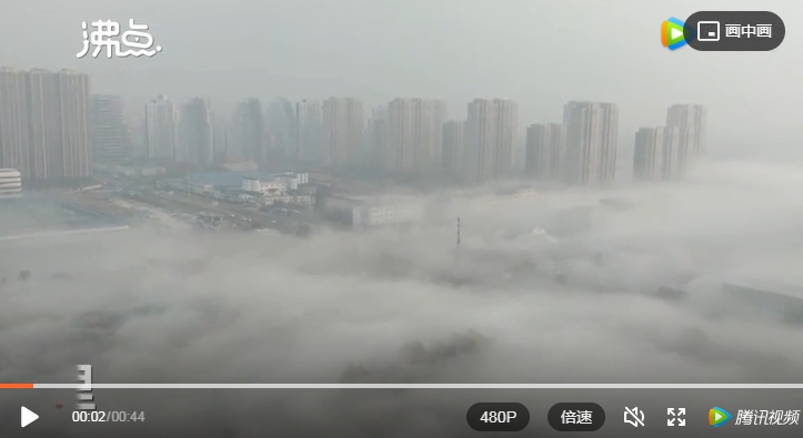 北京突然被大霧籠罩，能見度不到200米。 圖 : 翻攝自沸點