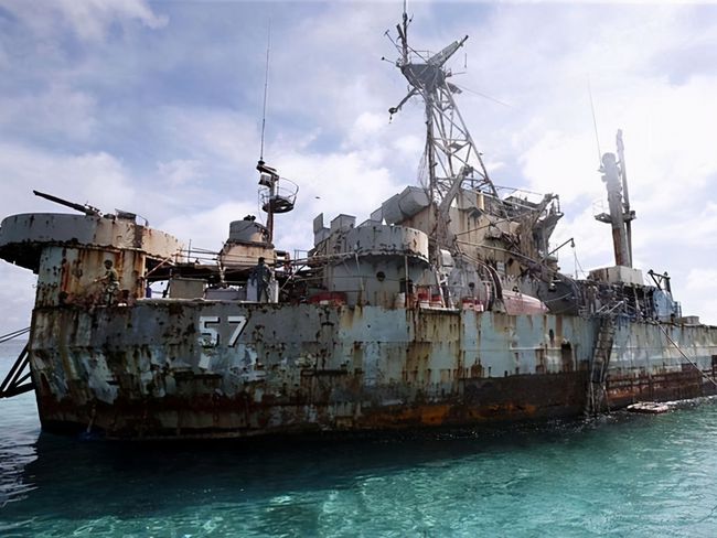 1999年起即「坐灘」在仁愛暗沙的菲律賓海軍坦克登陸艦「馬德雷山號」。 圖：翻攝陸網網易