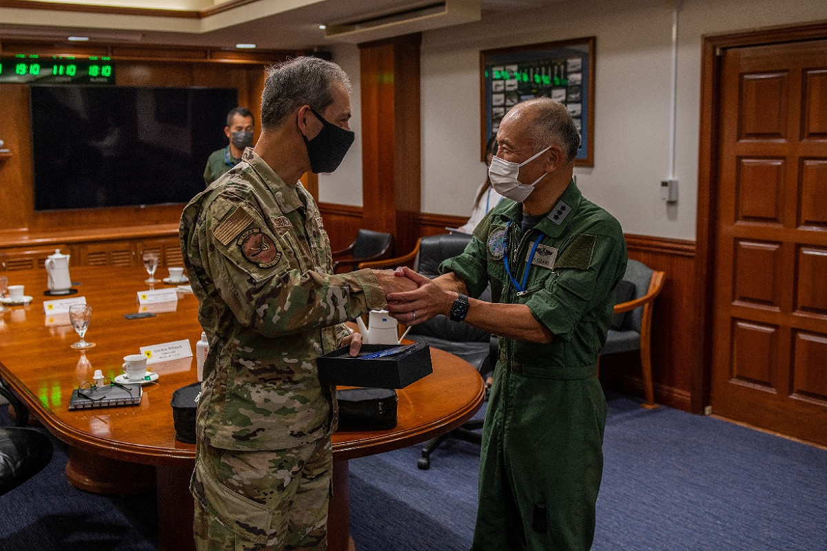 日本南西航空方面隊司令官尾崎義典（右）與美太平洋空軍司令Kenneth S. Wilsbach（左）在嘉手納基地合照 圖：翻攝自在沖米空軍嘉手納基地推特