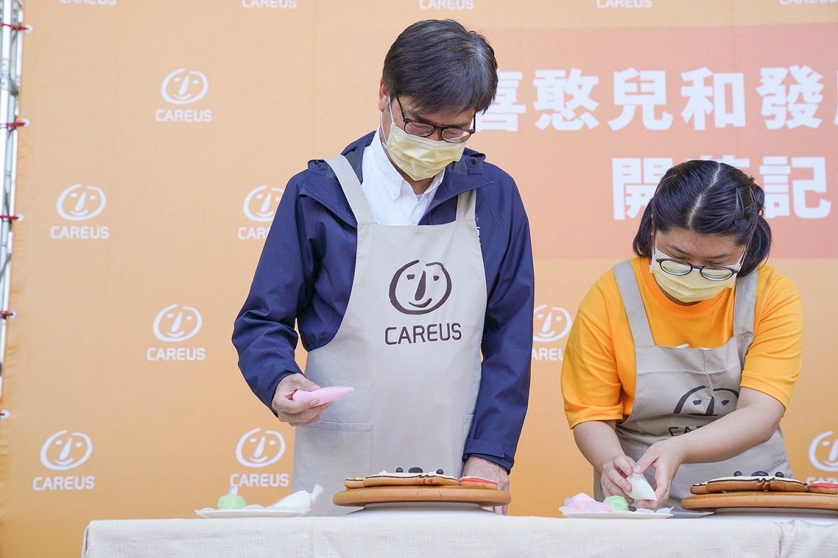 陳其邁親自下場學做麵包。 圖：高雄市政府提供