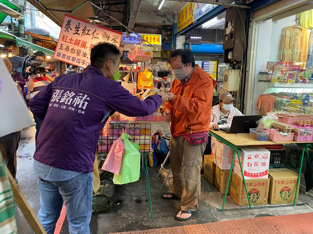 曾代表民進黨參選立委的名嘴張銘祐今(18)日前往新北市新店惠國市場，宣傳「四個不同意，讓台灣更有力」之外，也透過臉書向選民宣布，將投入新北市大文山地區（新店、深坑、石碇、坪林、烏來）議員選舉。 圖：張銘祐提供