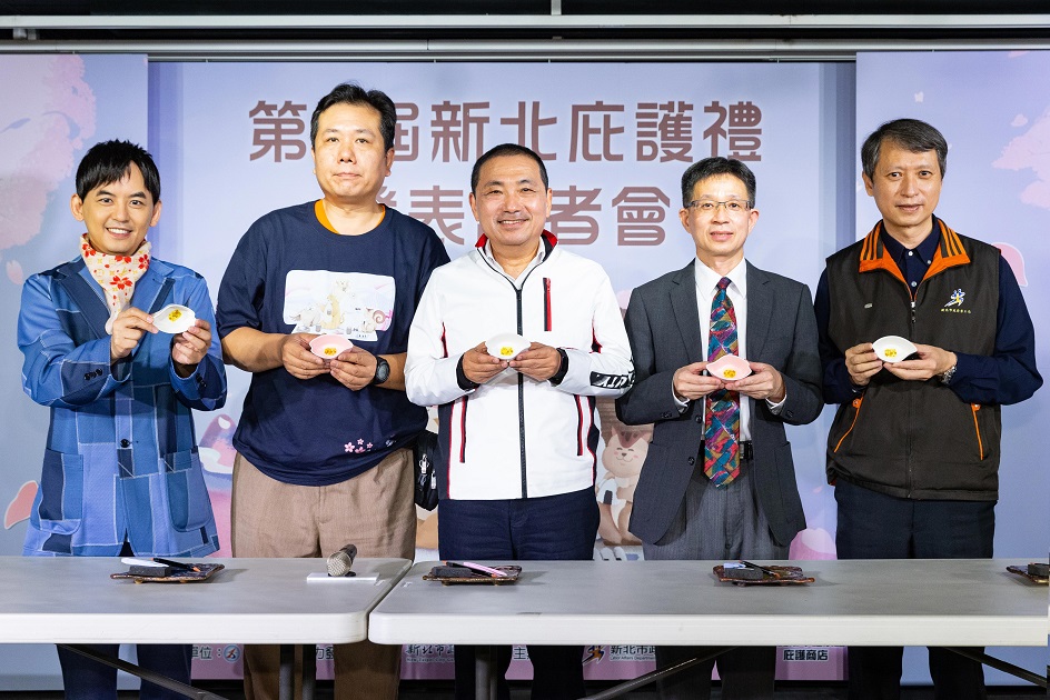 新北今辦第八屆庇護禮發表記者會，左起代言人黃子佼、庇護員工、新北市長侯友宜、八療院長張介信、勞工局長陳瑞嘉。 圖：新北市勞工局提供
