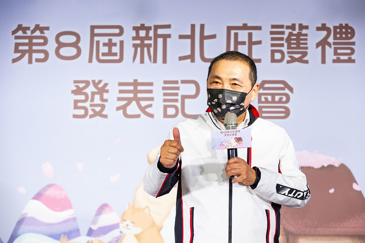 第八屆新北庇護禮發表記者會，侯友宜致詞時特別感謝佼哥連兩年擔任新北庇護工場代言人。 圖：新北市勞工局提供