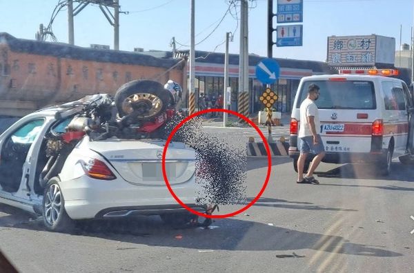 重機撞上從停車場駛出的白色賓士，整輛車直接插入賓士車內。 圖：翻攝臉書