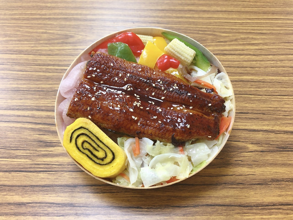 台鐵高雄餐旅所推出「心鰻意足便當」每日限量30份。 圖：台鐵／提供