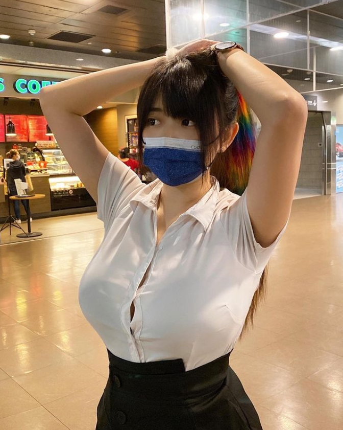 淋濕馬尾妹被肉搜出為網紅「紳士龍蝦」。 圖：翻攝自紳士龍蝦IG