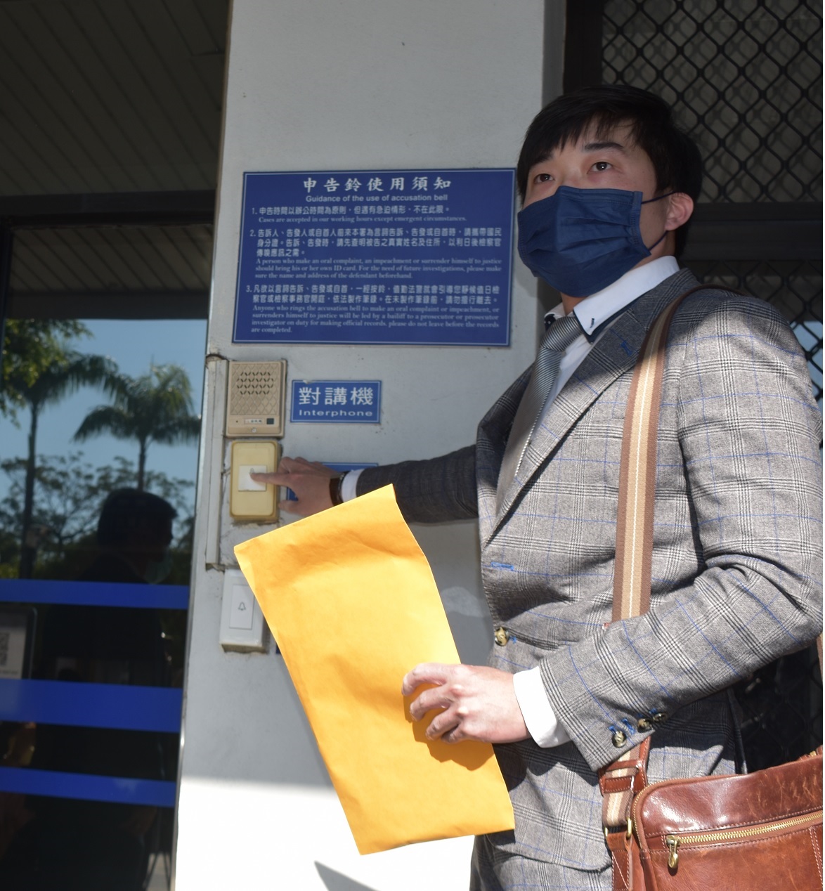 張禹宣到台中地檢署按鈴控告周玉蔲惡意誹謗。 圖：讀者提供