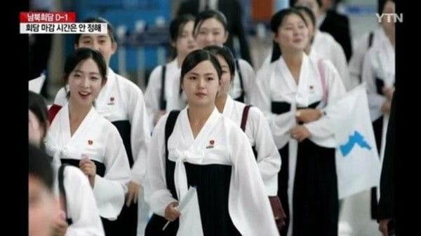 金正恩的夫人李雪主 (中)。 圖 : 翻攝自YTN影片截圖