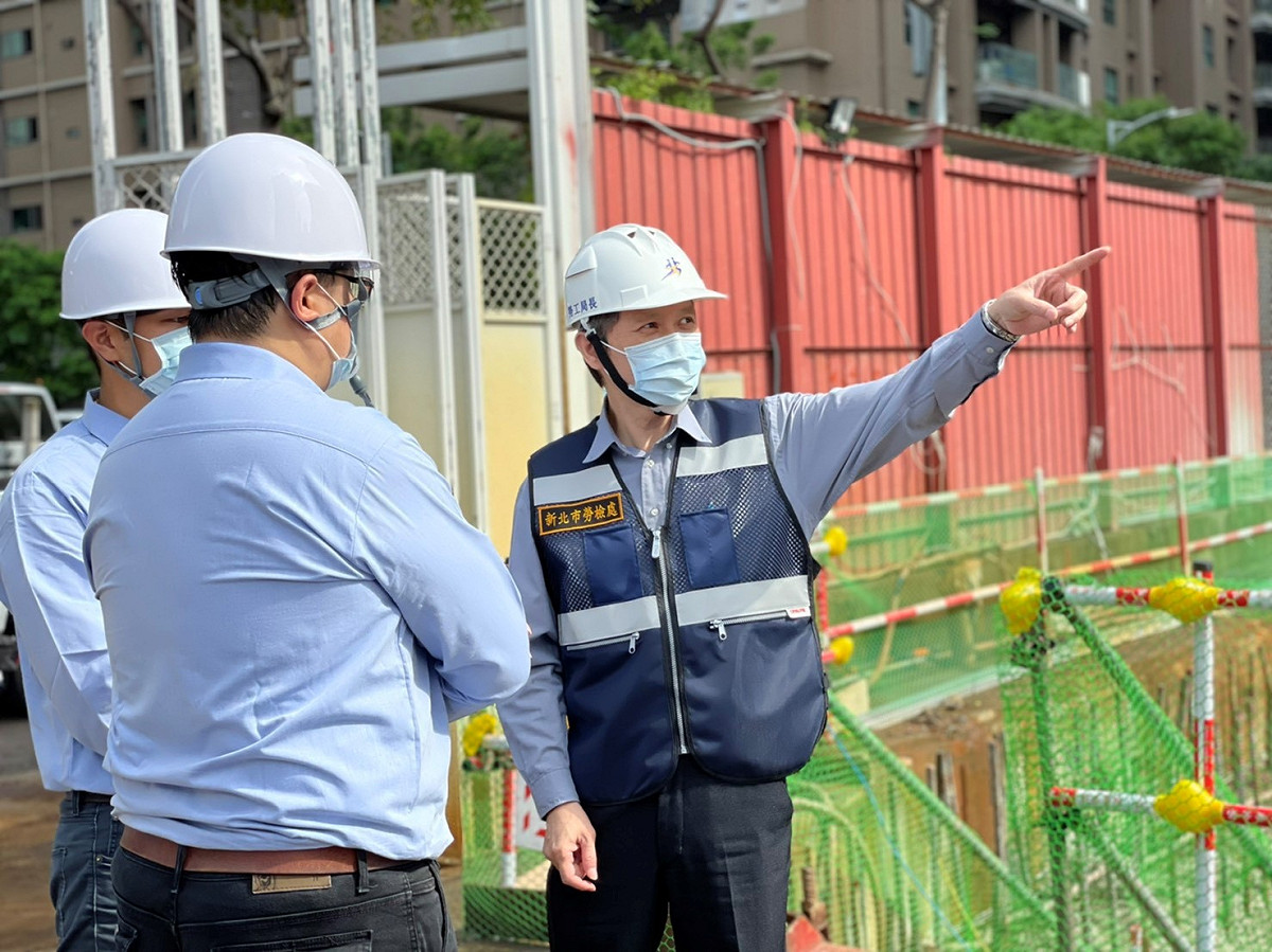陳瑞嘉與德川營造進行工地巡視。 圖：新北市勞檢處提供