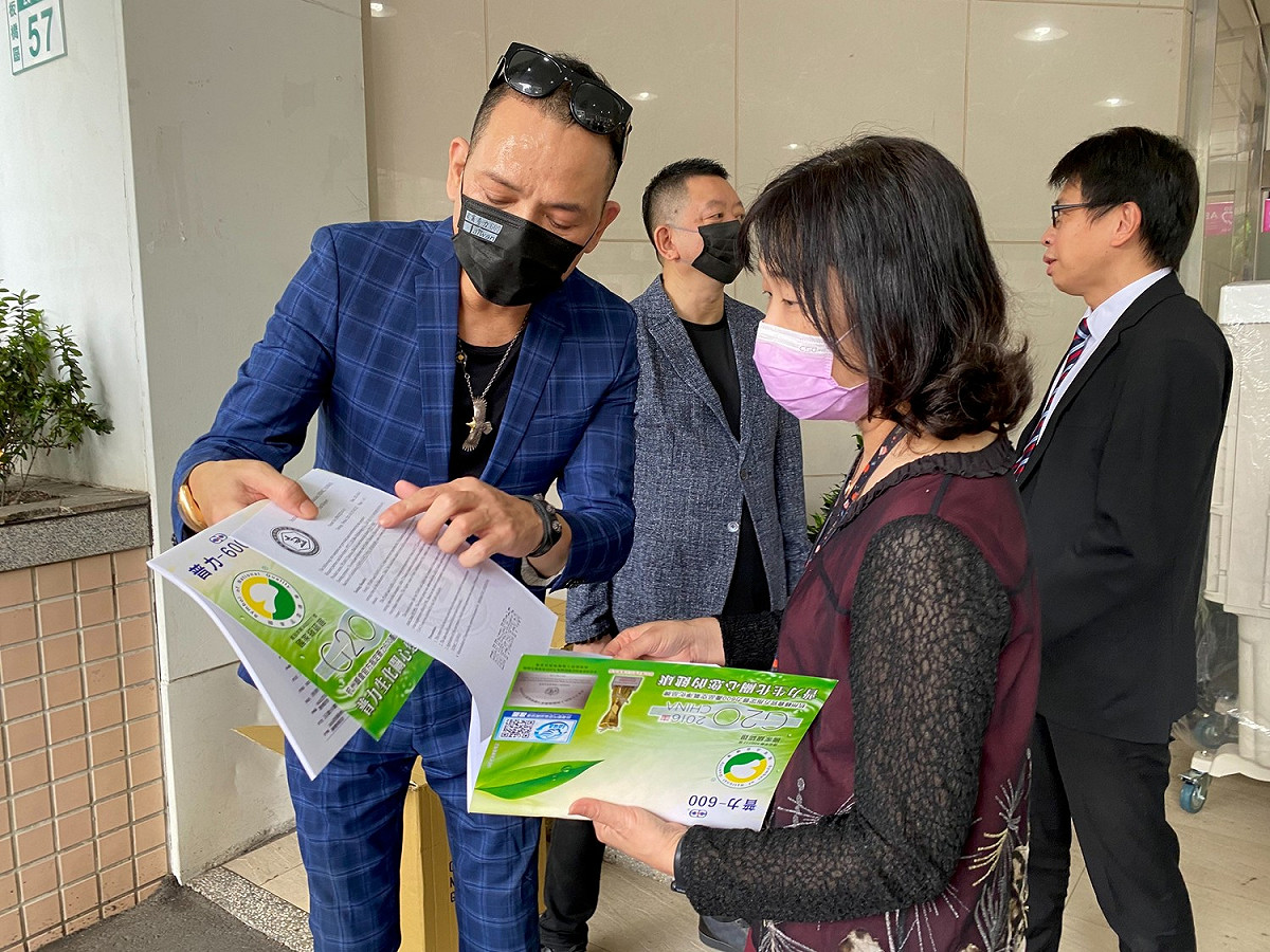 吳吳詔豪說明消毒碇使用方式。