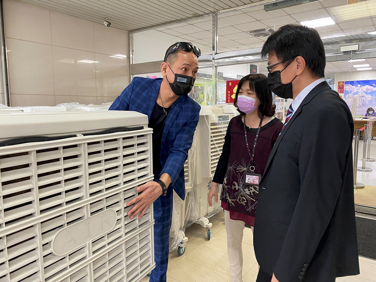 武商集團總裁吳詔豪介紹水冷善使用方式。