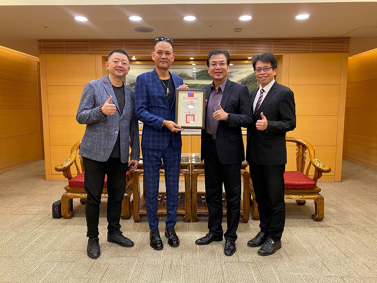 劉和然代表市府致贈感謝狀予武商集團。